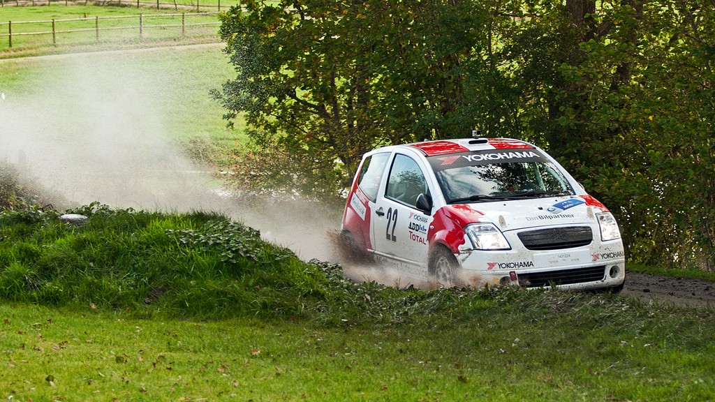 De våde veje i Sønderjylland var en stor udfordring. Nielsen og Brodersen forcerer en af de store vandpytter på vejen
(Foto: rallypics.dk – Viggo Johansen)